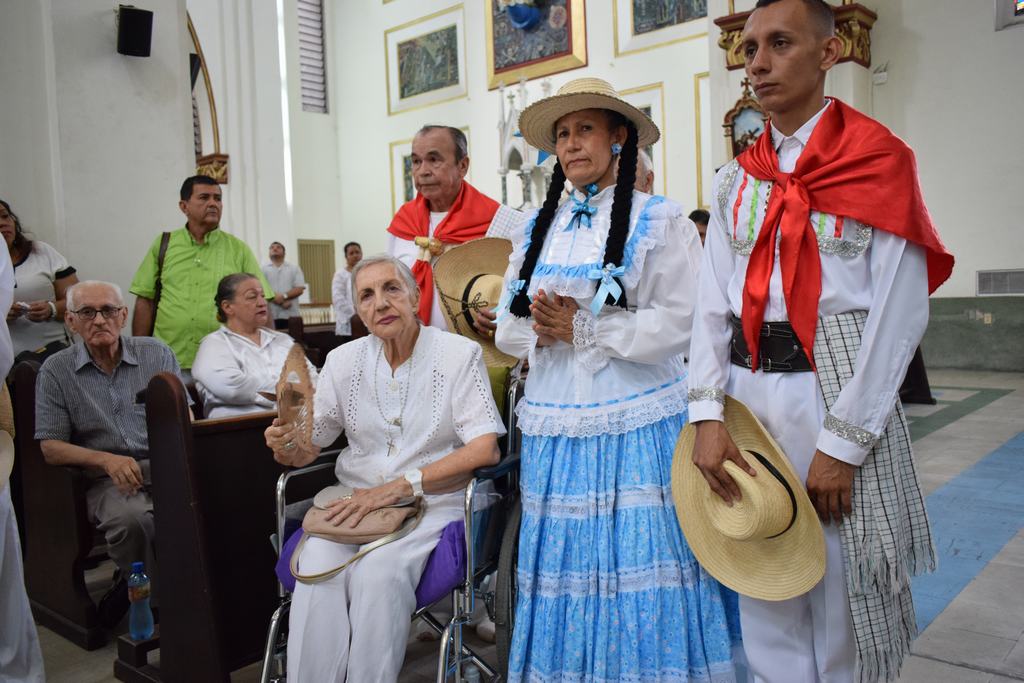 Maruja Fernández de Giraldo durante el sepelio de Ulises Charry Dussán.